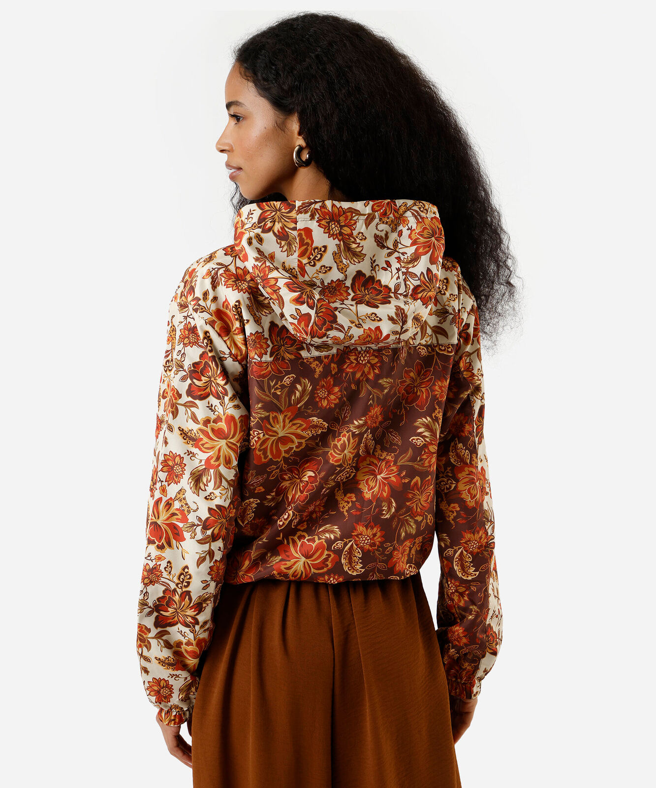 jaqueta corta vento feminina com capuz floral marrom