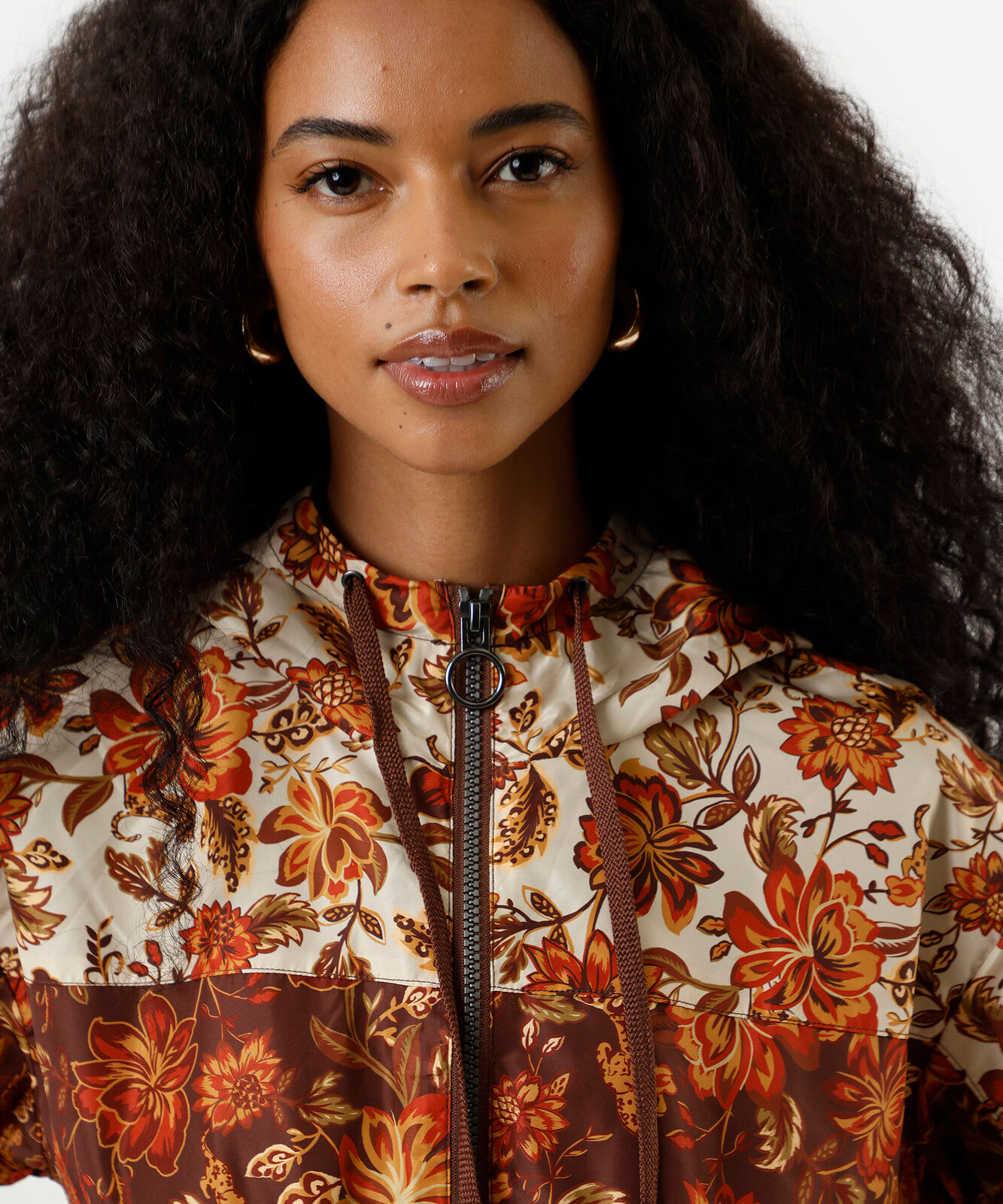 jaqueta corta vento feminina com capuz floral marrom