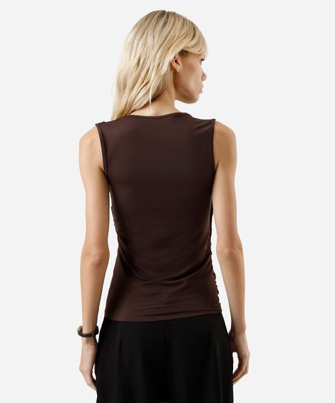 regata feminina com franzidos e aviamento no ombro marrom