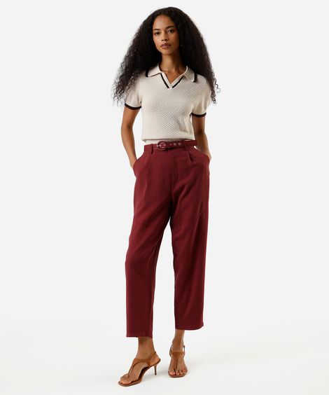 calça de alfaiataria feminina com recorte e cinto vinho