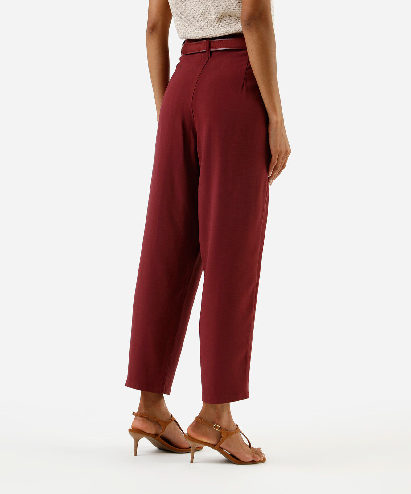 calça de alfaiataria feminina com recorte e cinto vinho