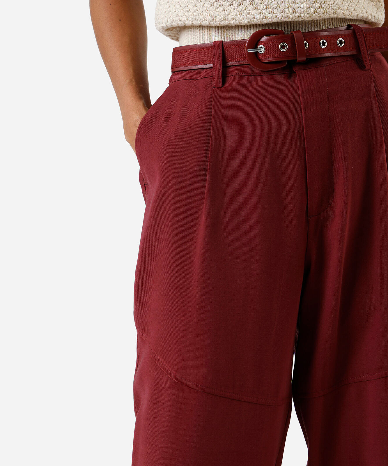 calça de alfaiataria feminina com recorte e cinto vinho