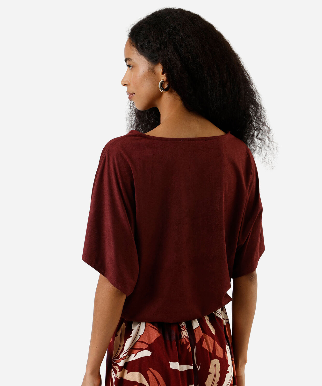 blusa feminina de suede decote v com aviamento vinho