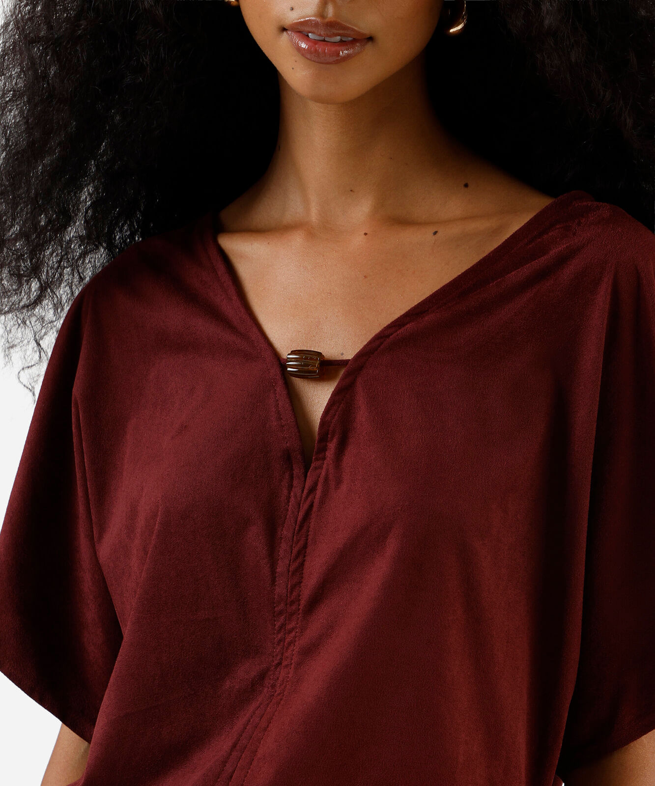 blusa feminina de suede decote v com aviamento vinho
