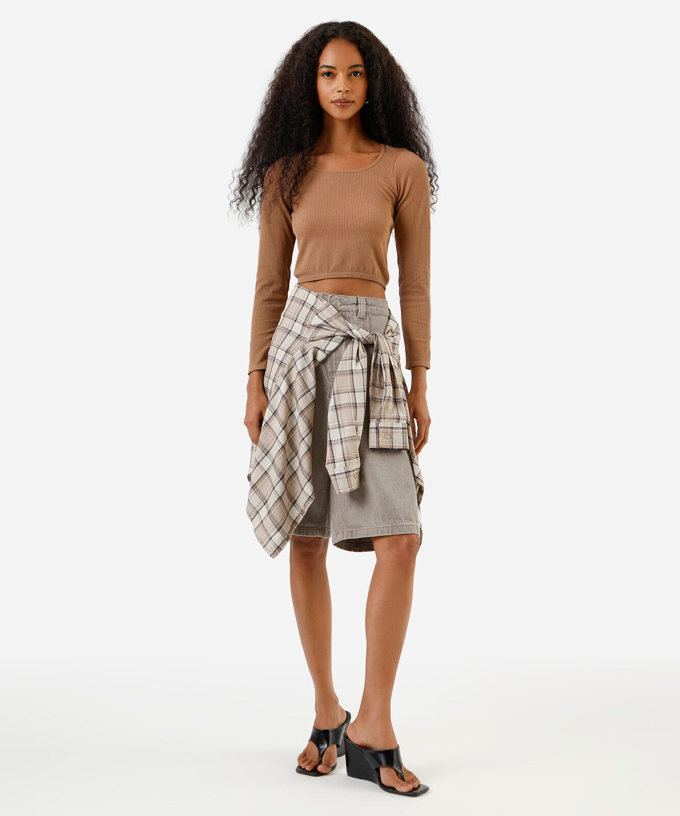 blusa de poliamida canelada cropped manga longa marrom
