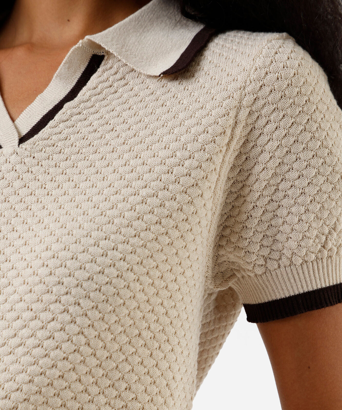 polo feminina de tricot texturizada bege