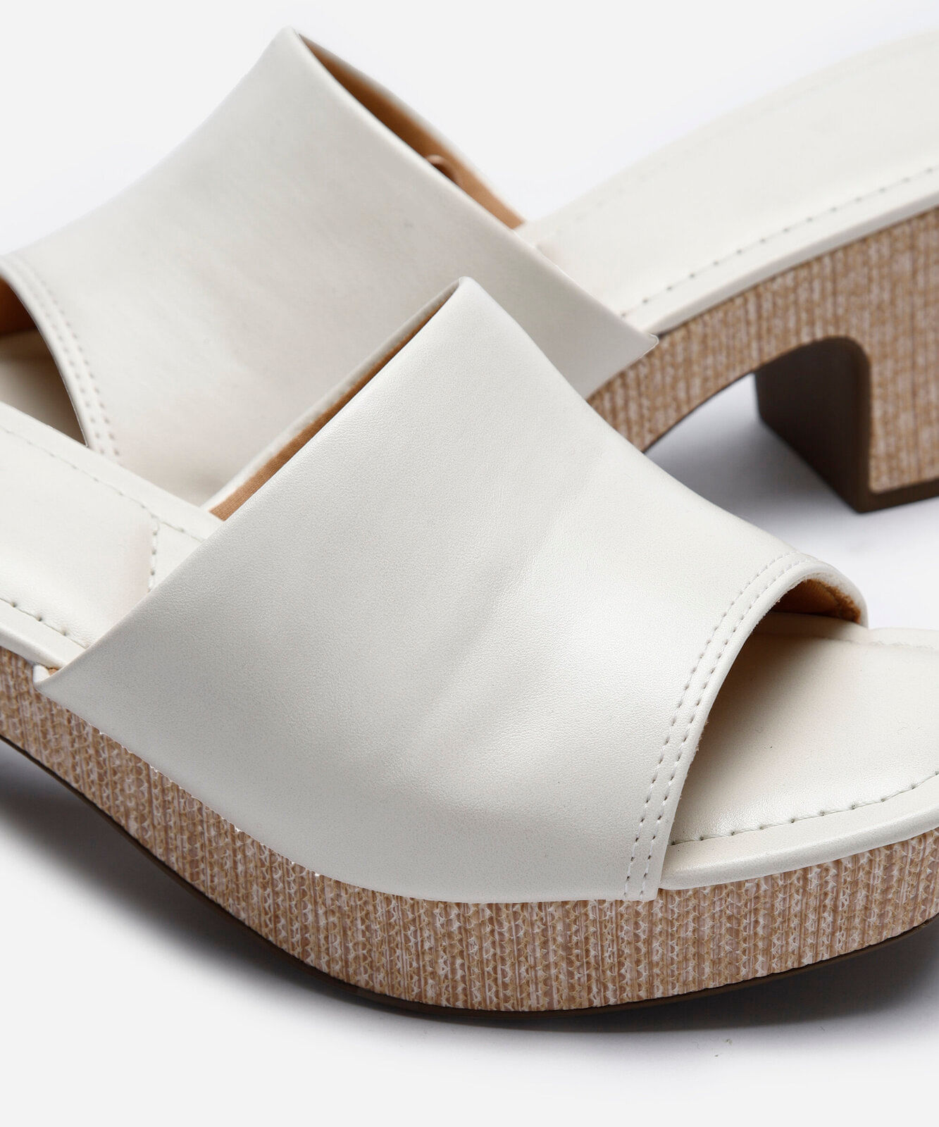 tamanco bico quadrado meia pata  off white