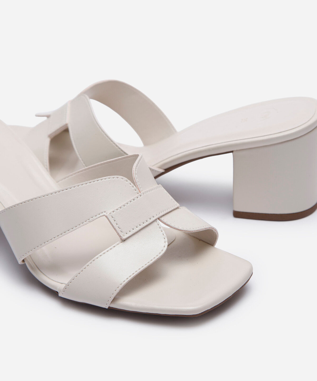 tamanco feminino com recorte oneself off white