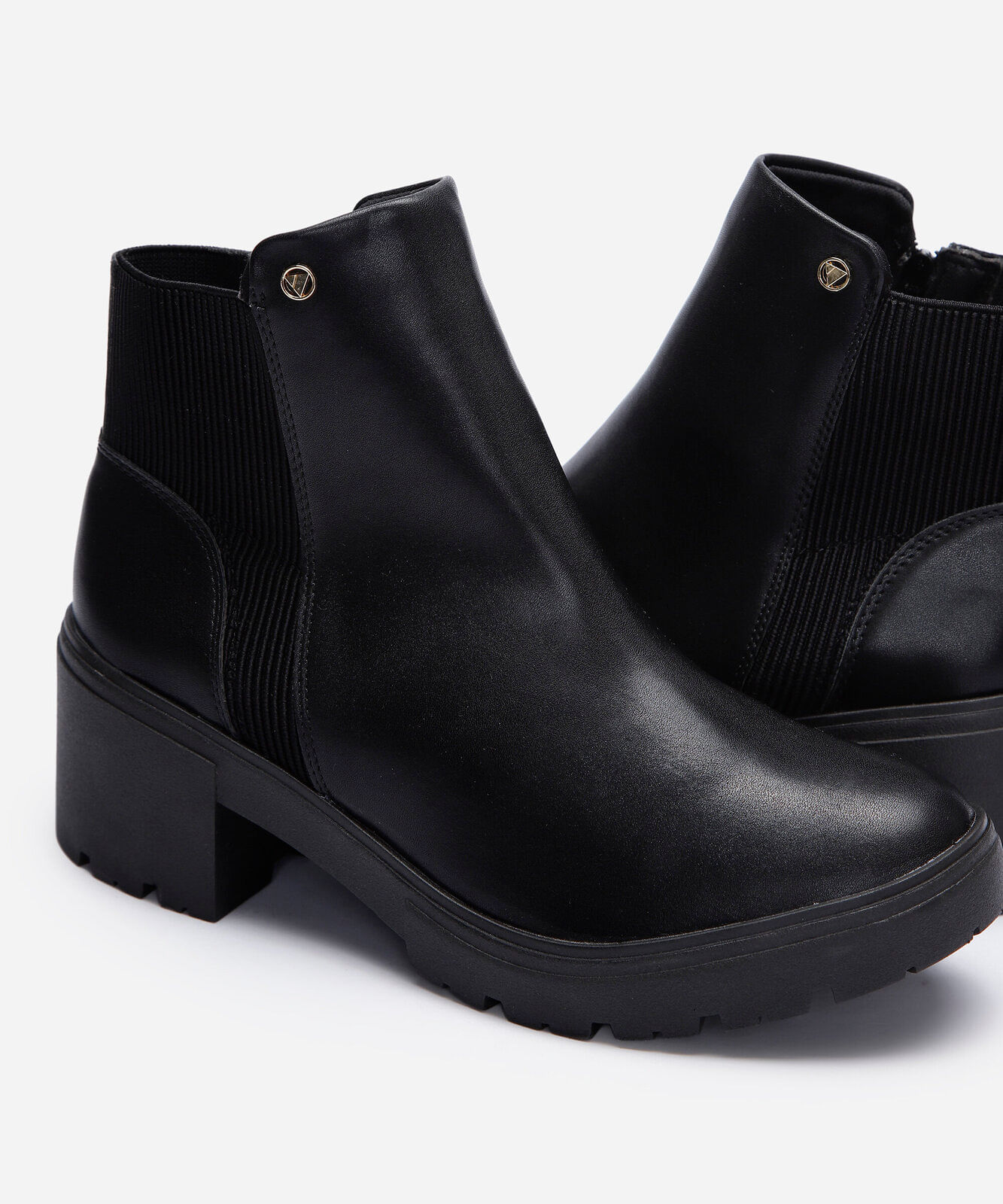bota chelsea  cano curto via uno tratorada preta