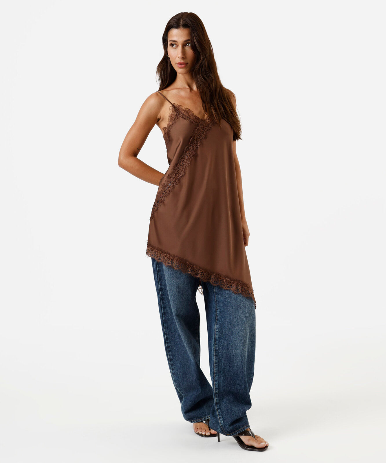 camisola alça fina feminina assimétrica com renda acetinada marrom