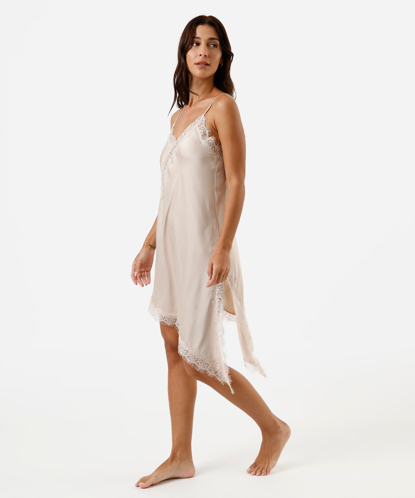 camisola alça fina feminina assimétrica com renda acetinada bege