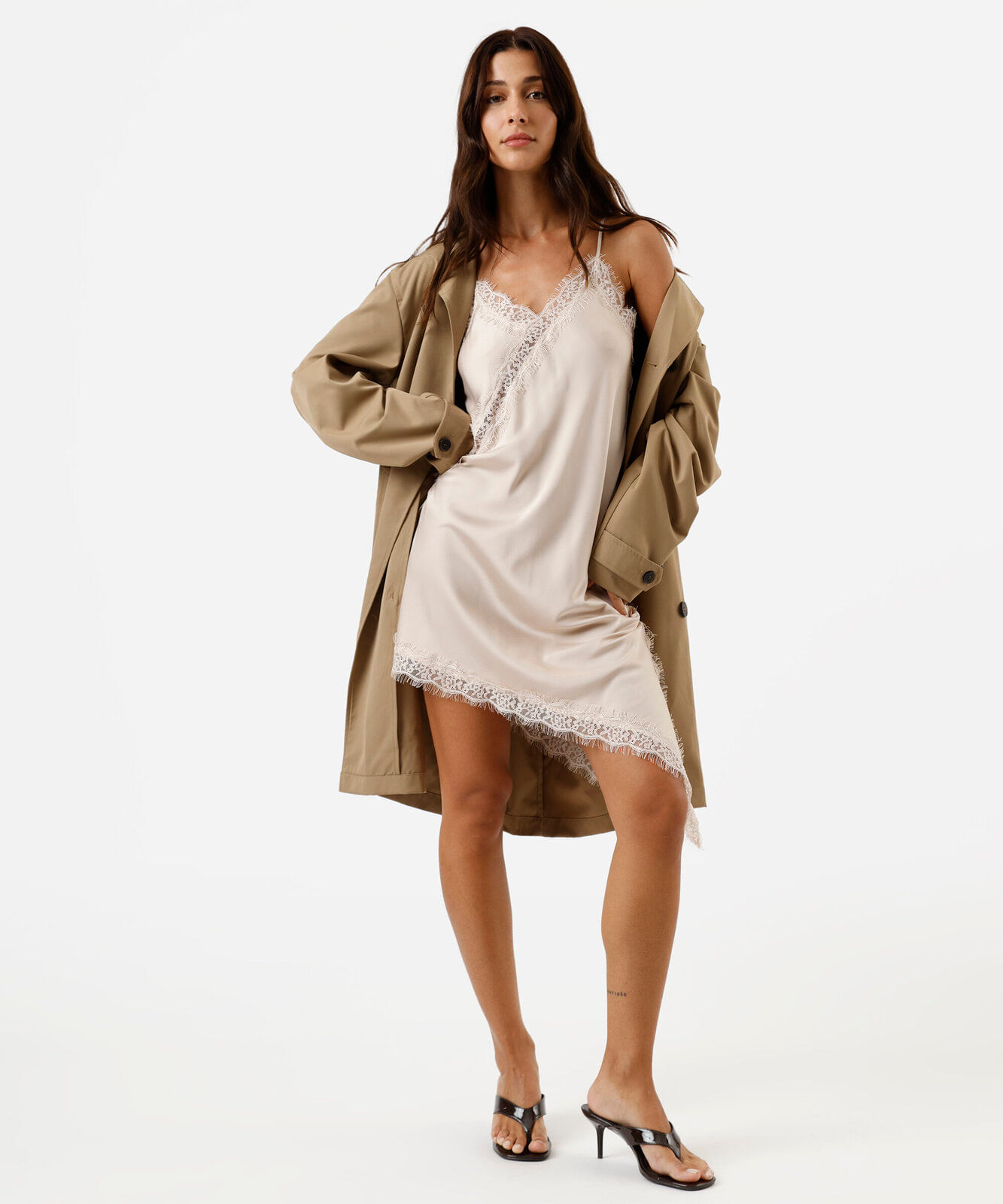 camisola alça fina feminina assimétrica com renda acetinada bege