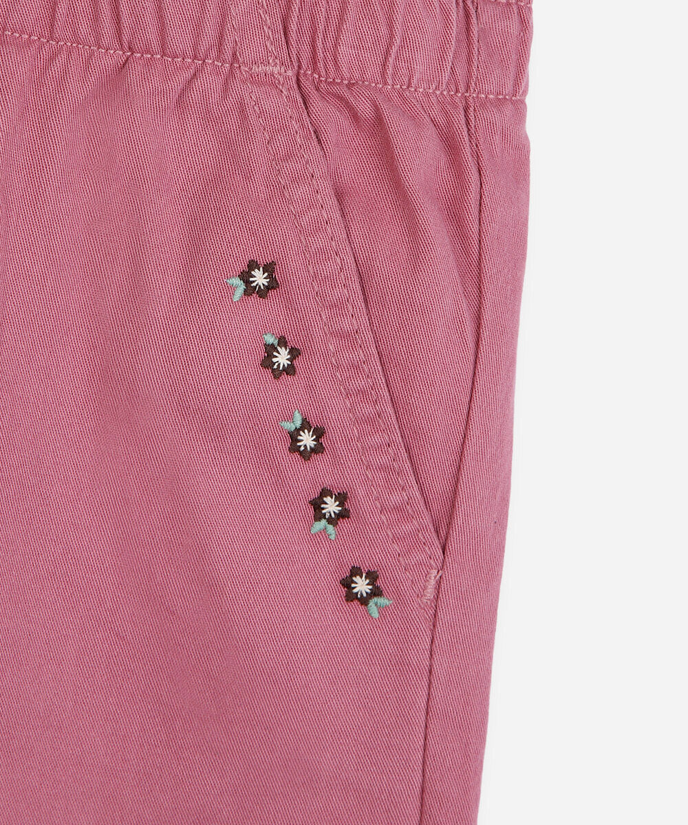 calça clochard infantil de sarja com bordado floral rosa