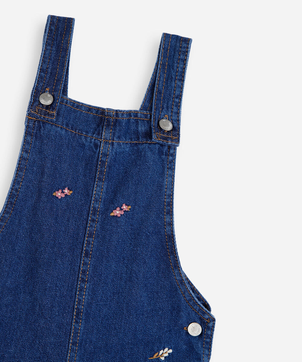 jardineira infantil jeans com bordados florais azul