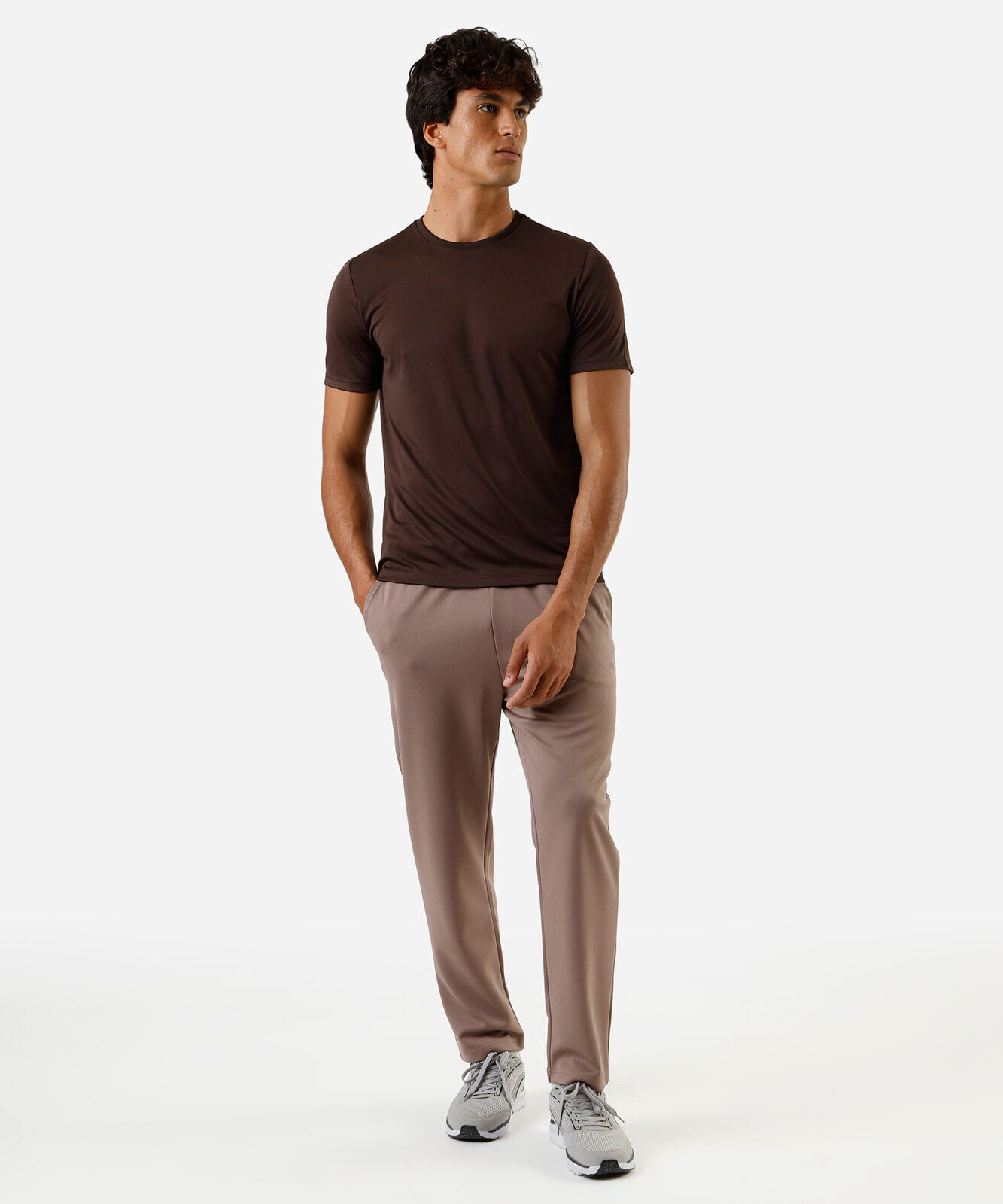 camiseta esportiva masculina marrom