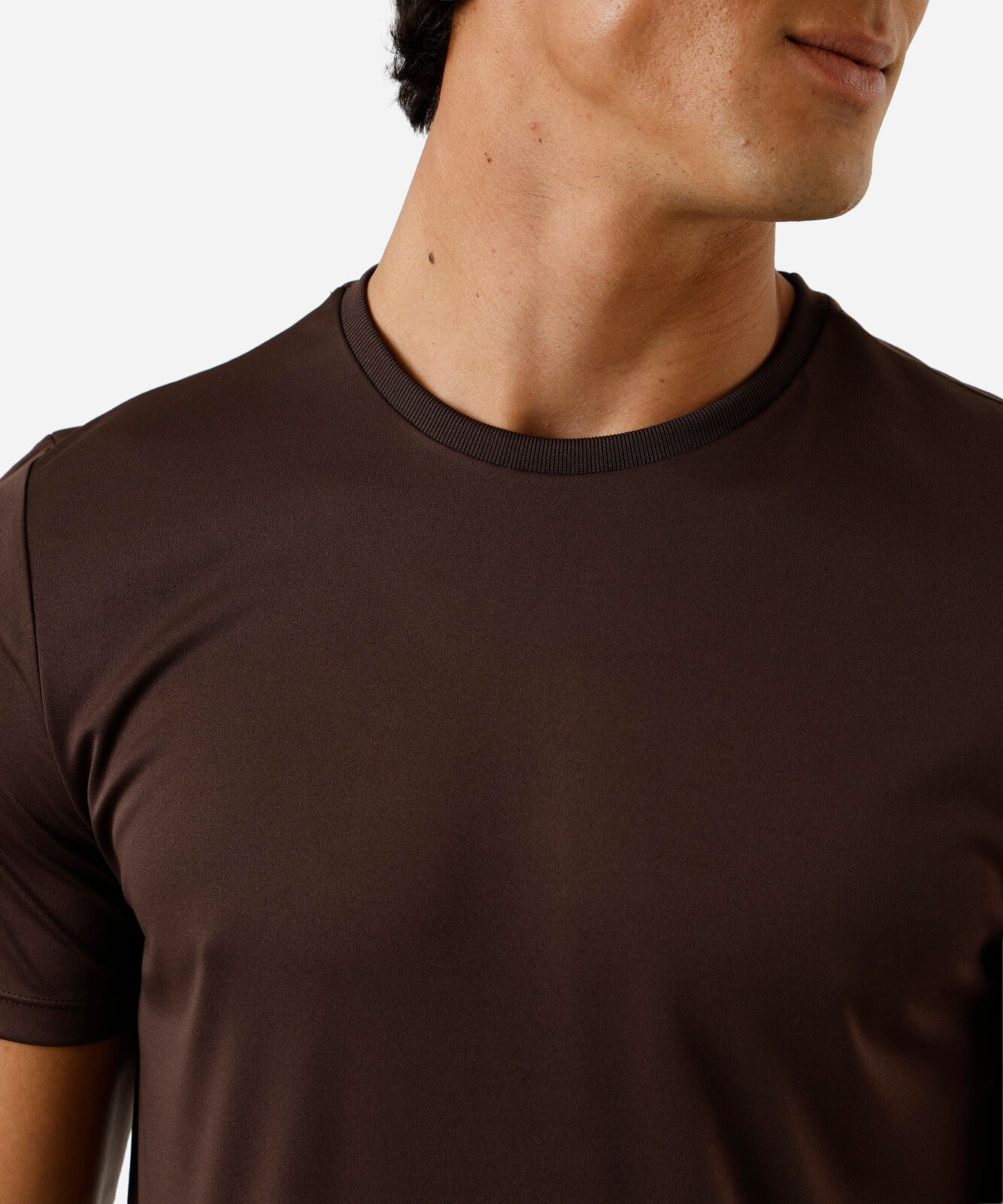 camiseta esportiva masculina marrom