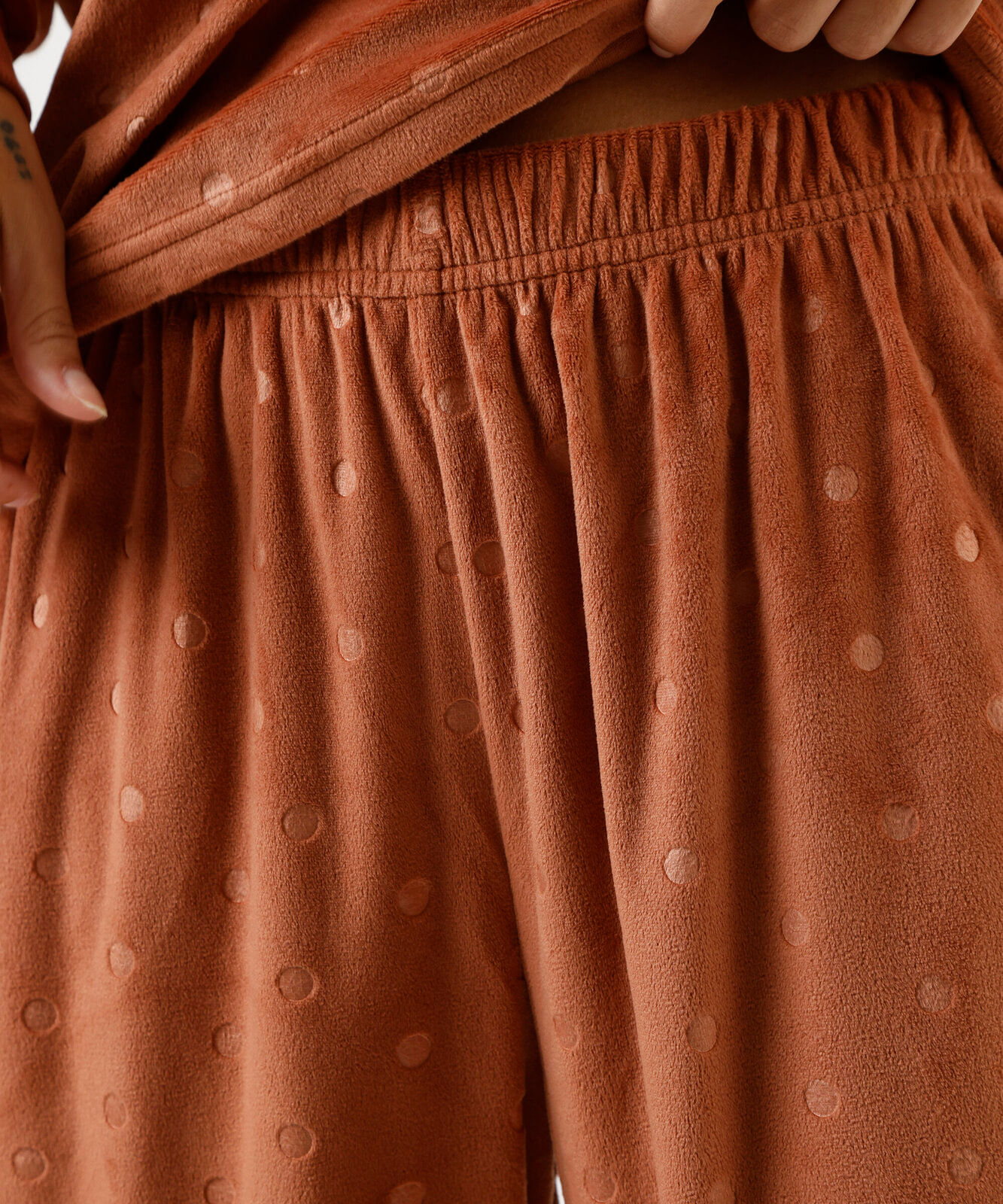 pijama longo feminino plush poá laranja