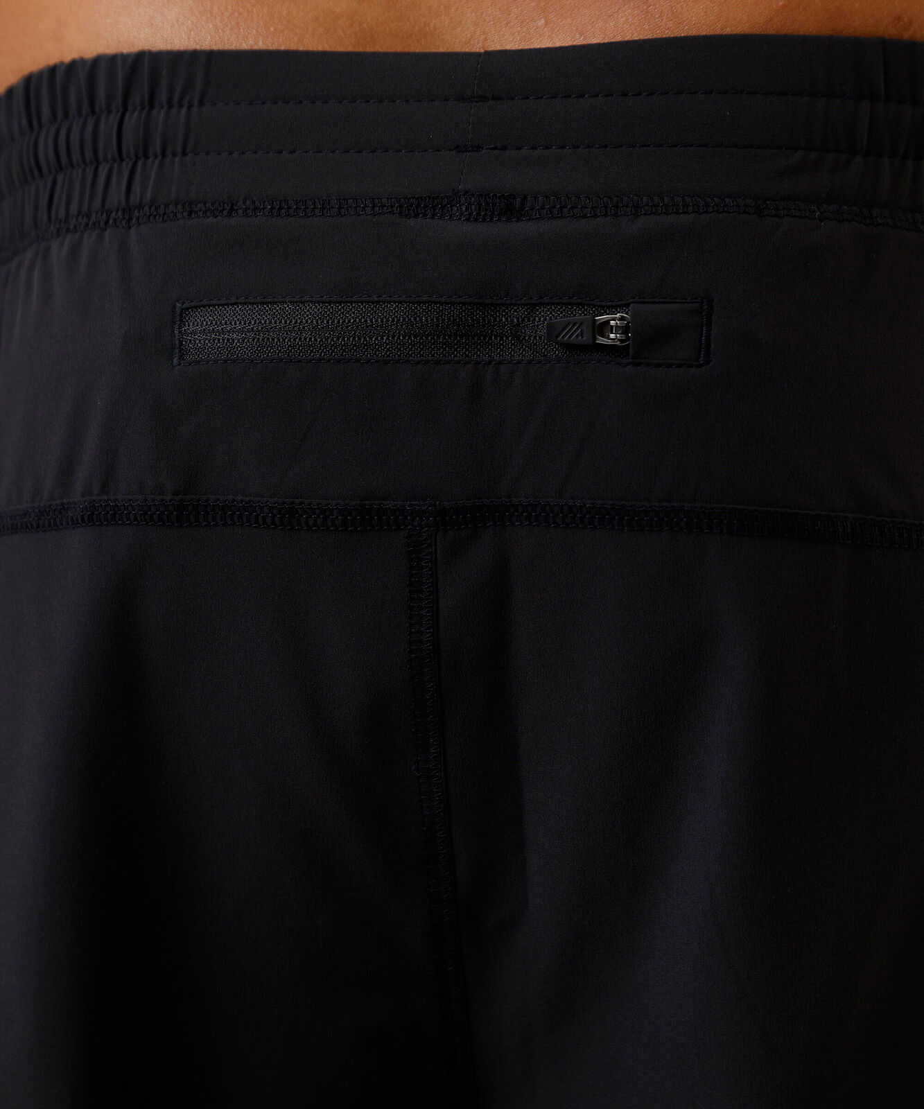 bermuda masculina esportiva com bolsos preta