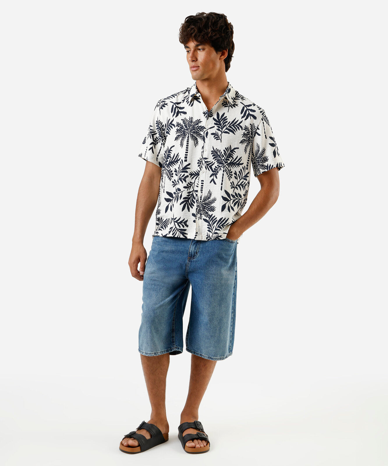 camisa masculina com viscose manga curta folhagens off white
