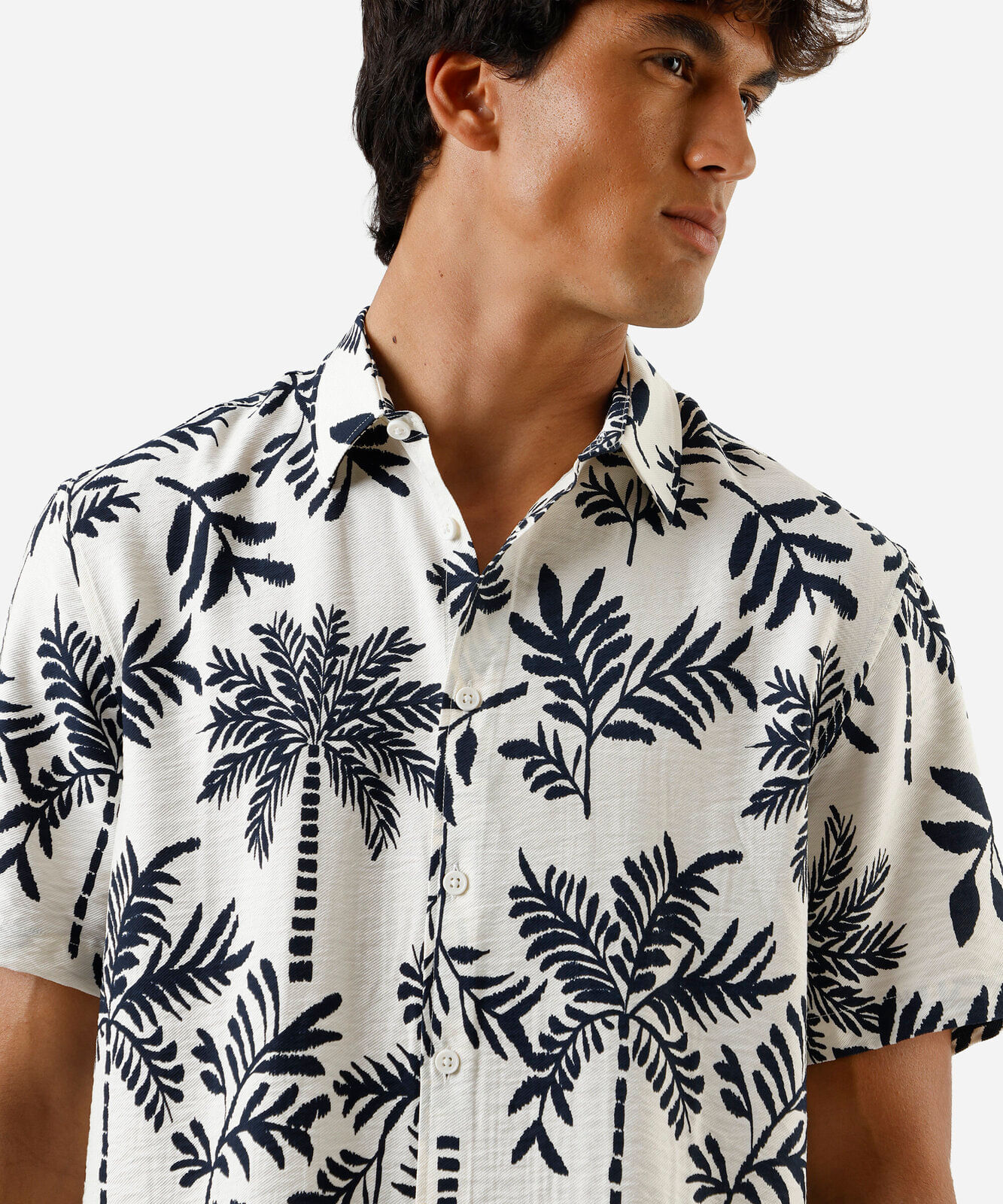 camisa masculina com viscose manga curta folhagens off white
