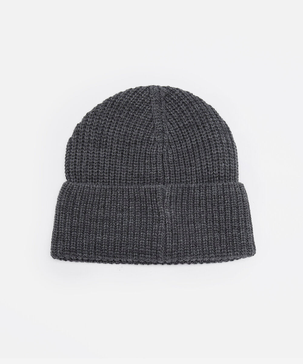 gorro de tricot com bordado cinza