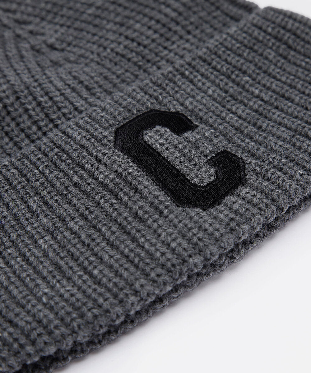 gorro de tricot com bordado cinza