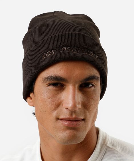 gorro de tricot com bordado marrom