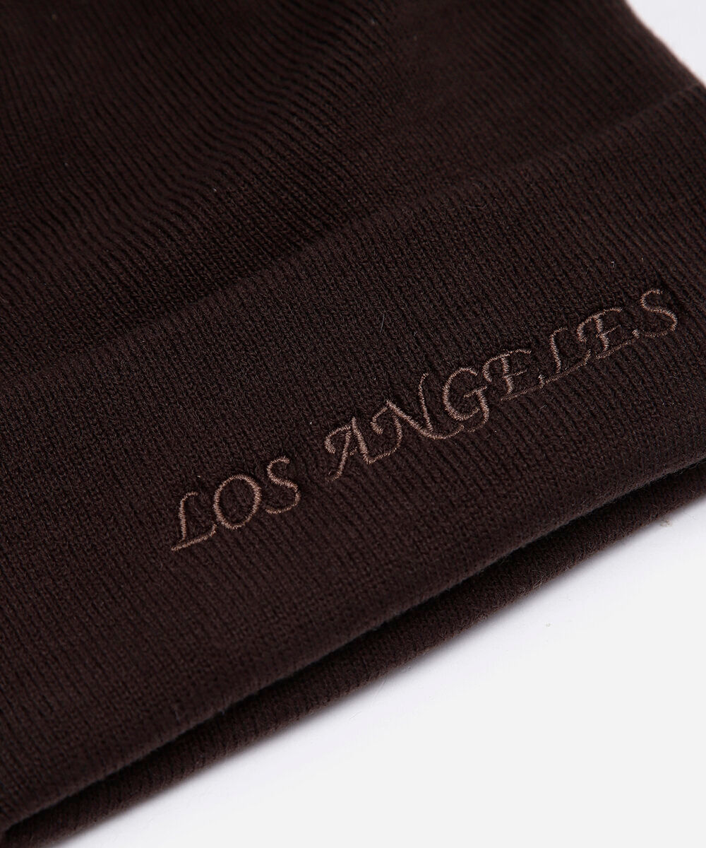 gorro de tricot com bordado marrom