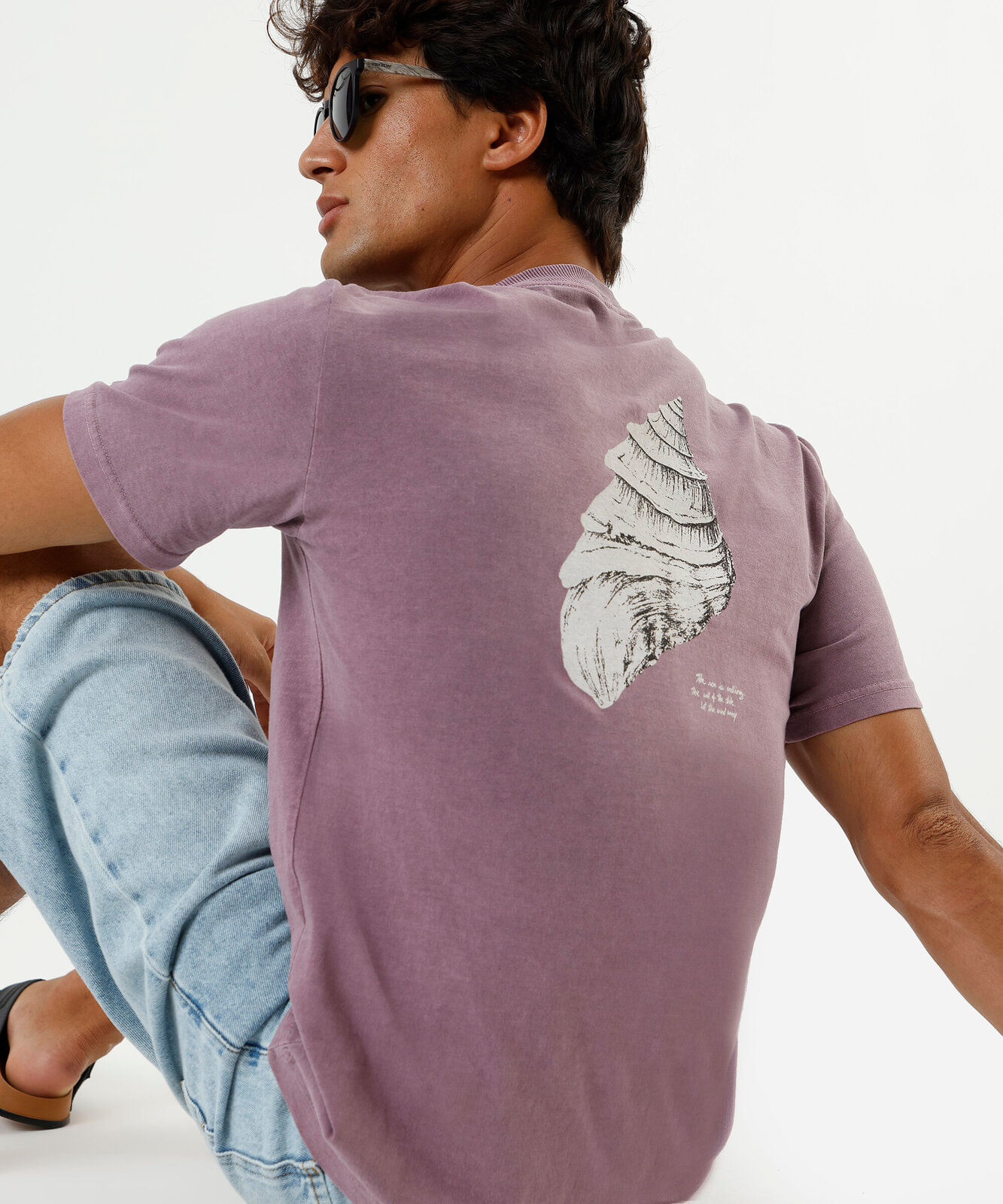 camiseta masculina de algodão estampada estonada roxa