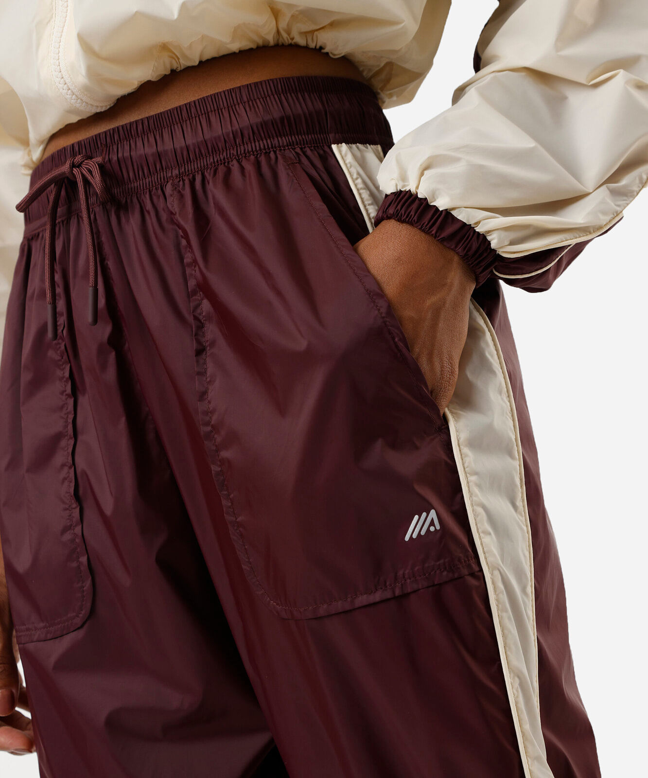 calça feminina de poliamida com recortes e nervuras esportiva vinho