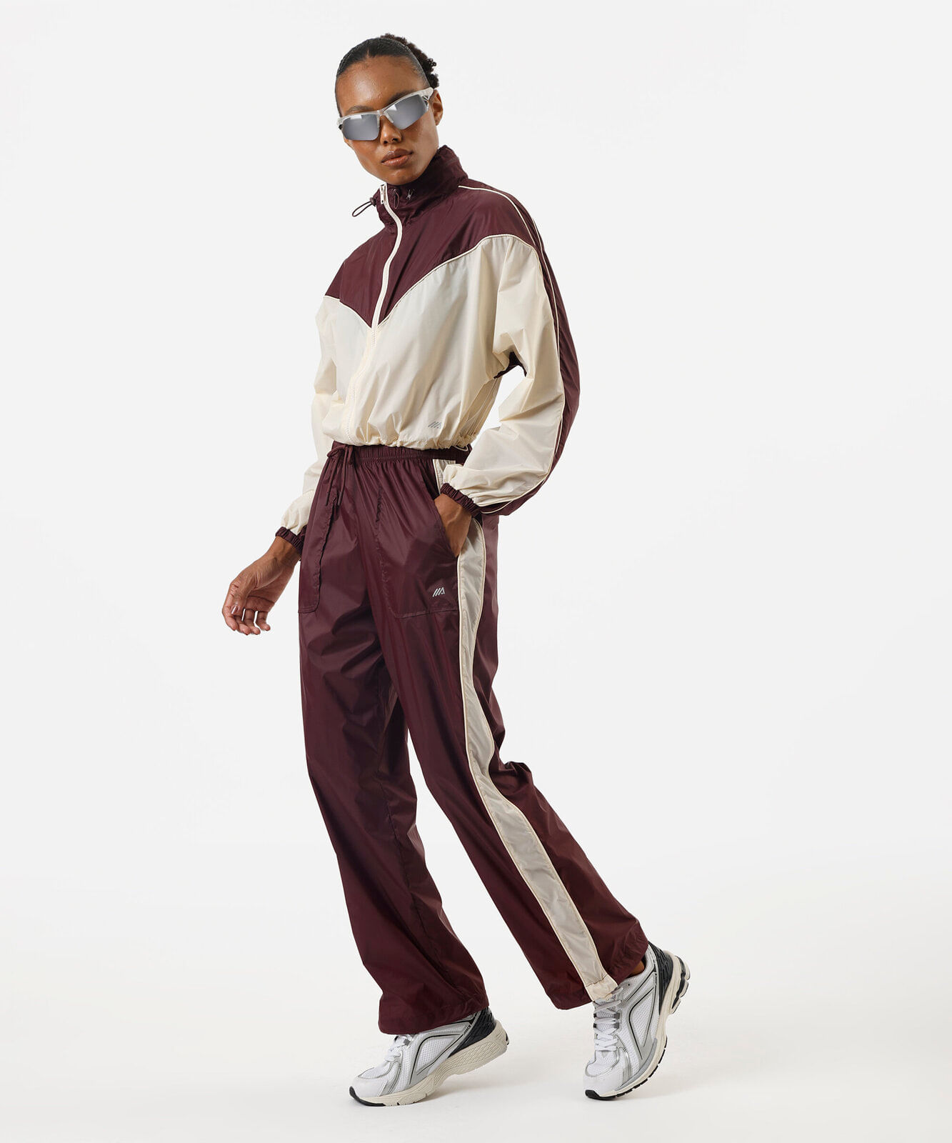 calça feminina de poliamida com recortes e nervuras esportiva vinho