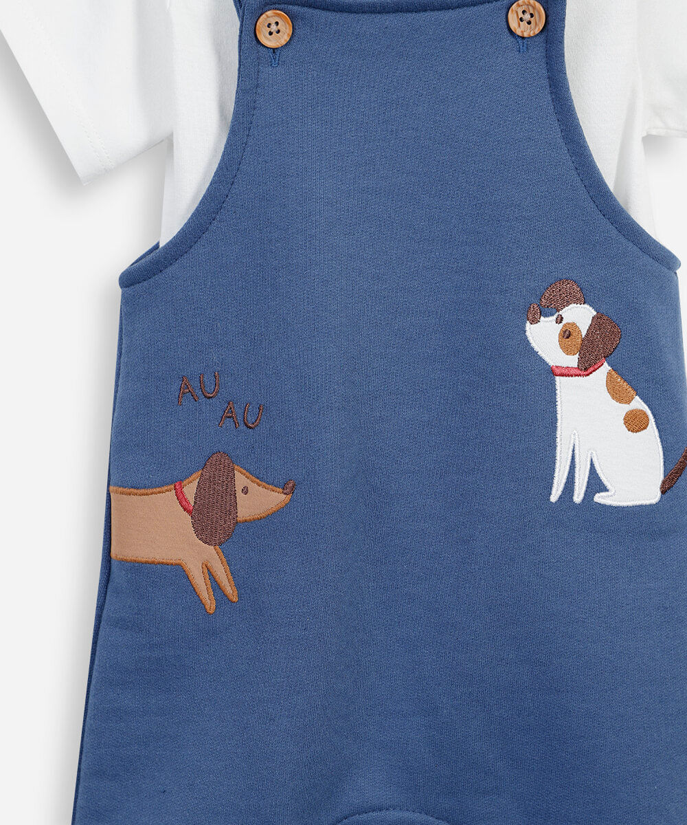 jardineira infantil com bordado e camiseta azul