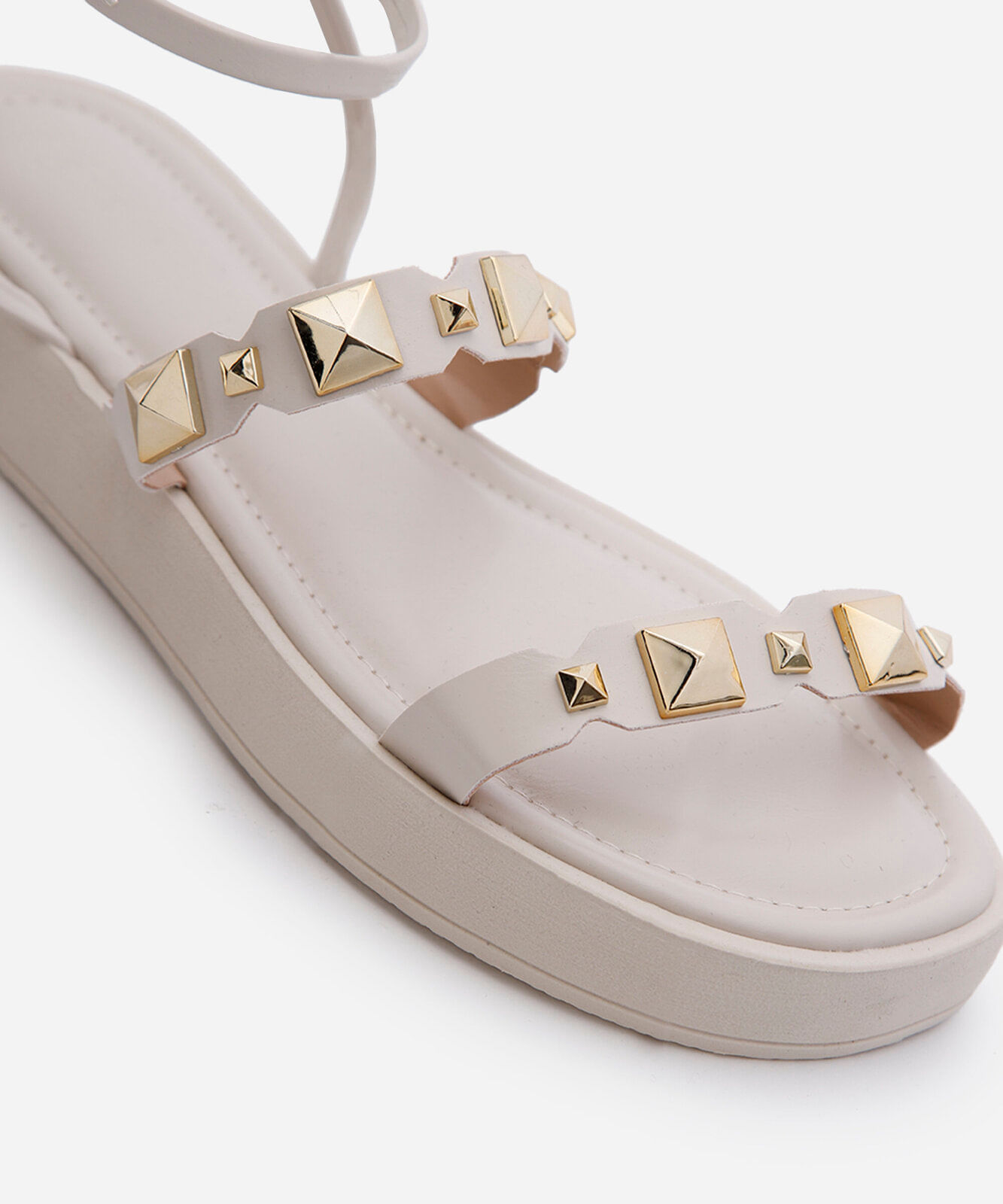rasteirinha flatform com tachas off white