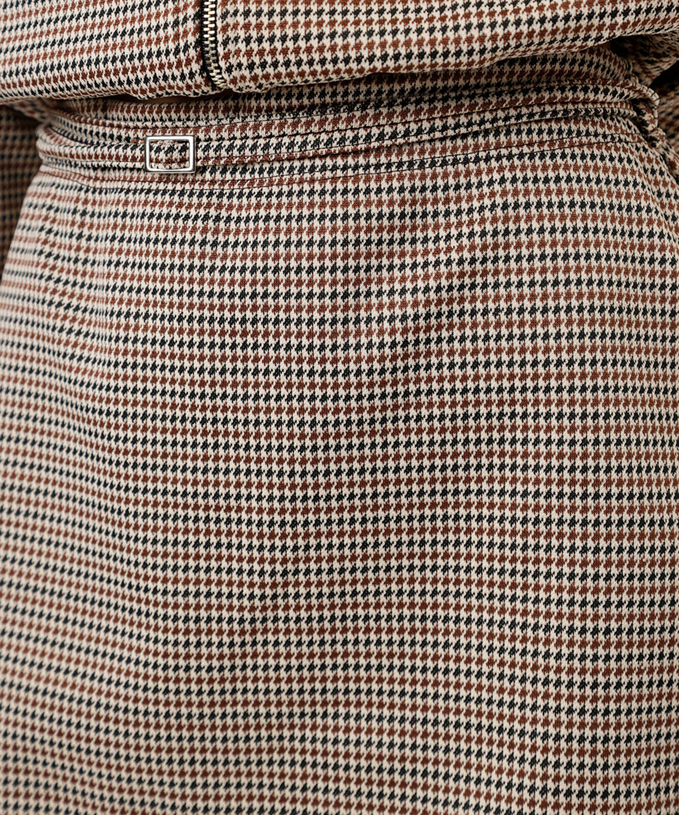 saia curta feminina de jacquard pied de poule com cinto marrom