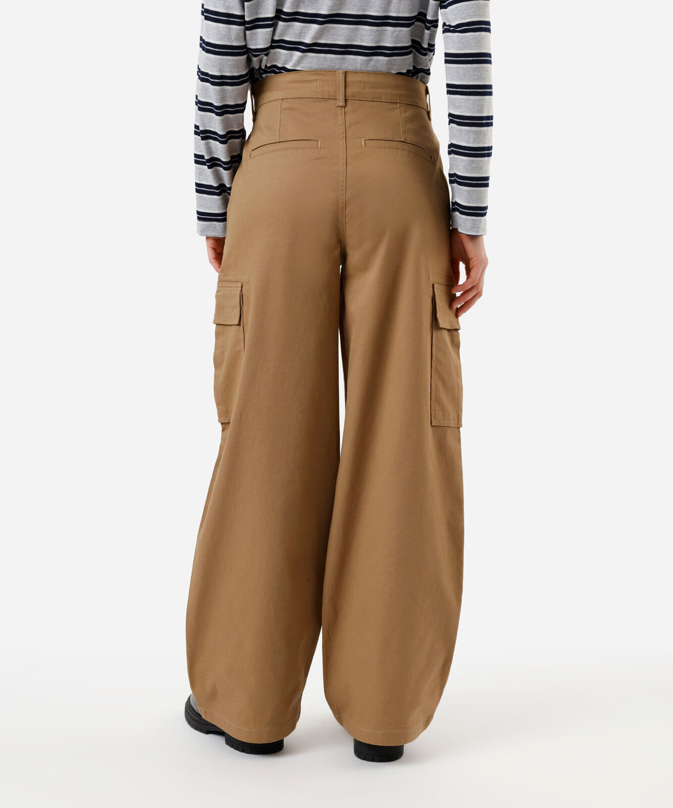calça skater cargo feminina de sarja cintura baixa bege