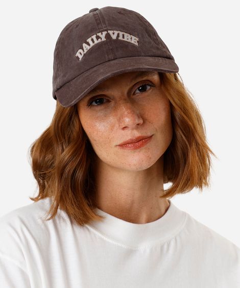 boné com aba curva estonado com bordado daily vibe marrom