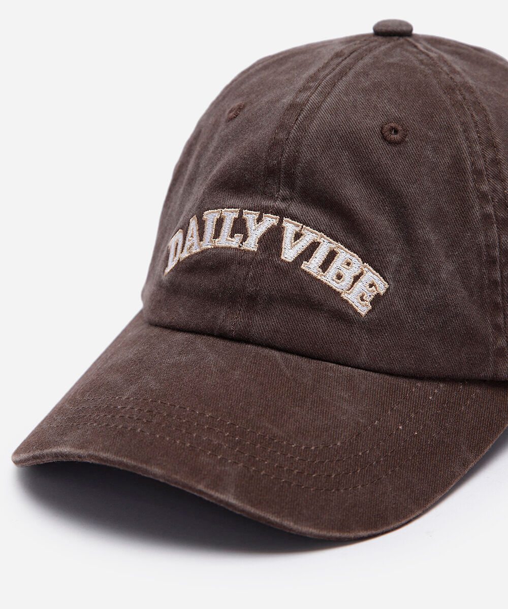 boné com aba curva estonado com bordado daily vibe marrom