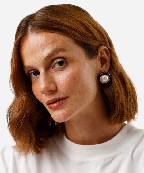 brinco perolado resinado dourado