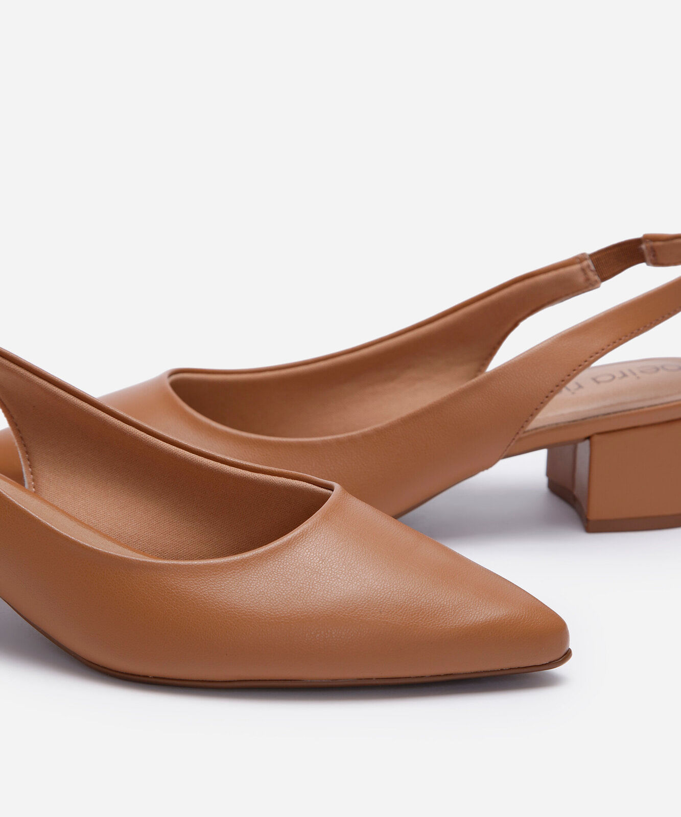 scarpin slingback bico fino salto grosso beira rio marrom