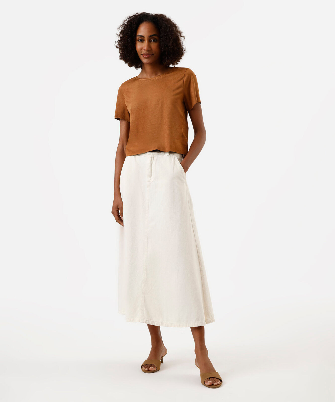 cropped de suede manga curta nude - caramelo