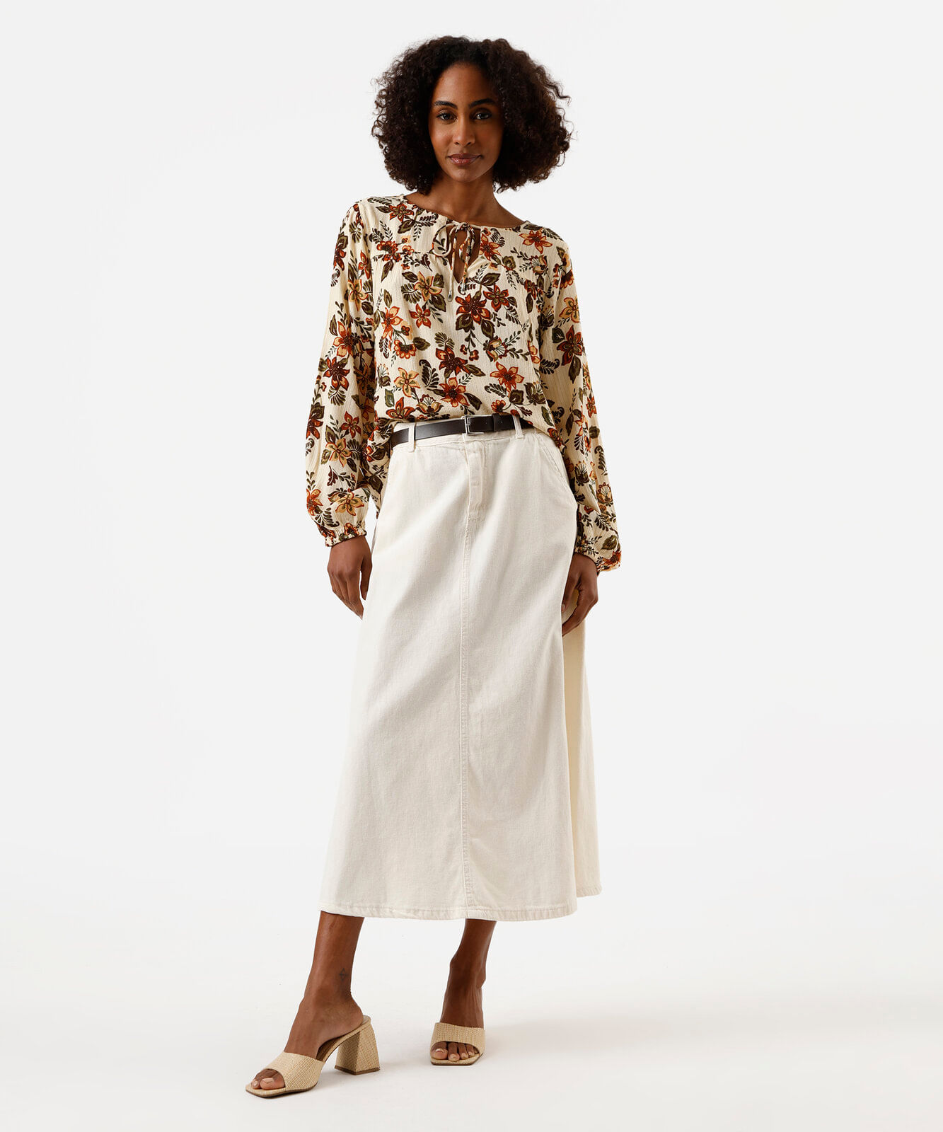 bata feminina com viscose e lurex floral bege