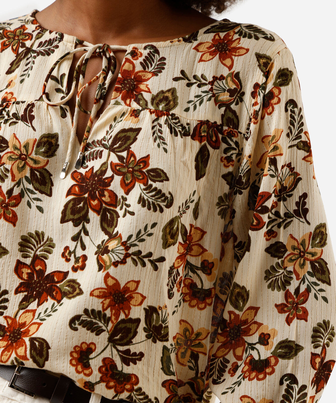 bata feminina com viscose e lurex floral bege