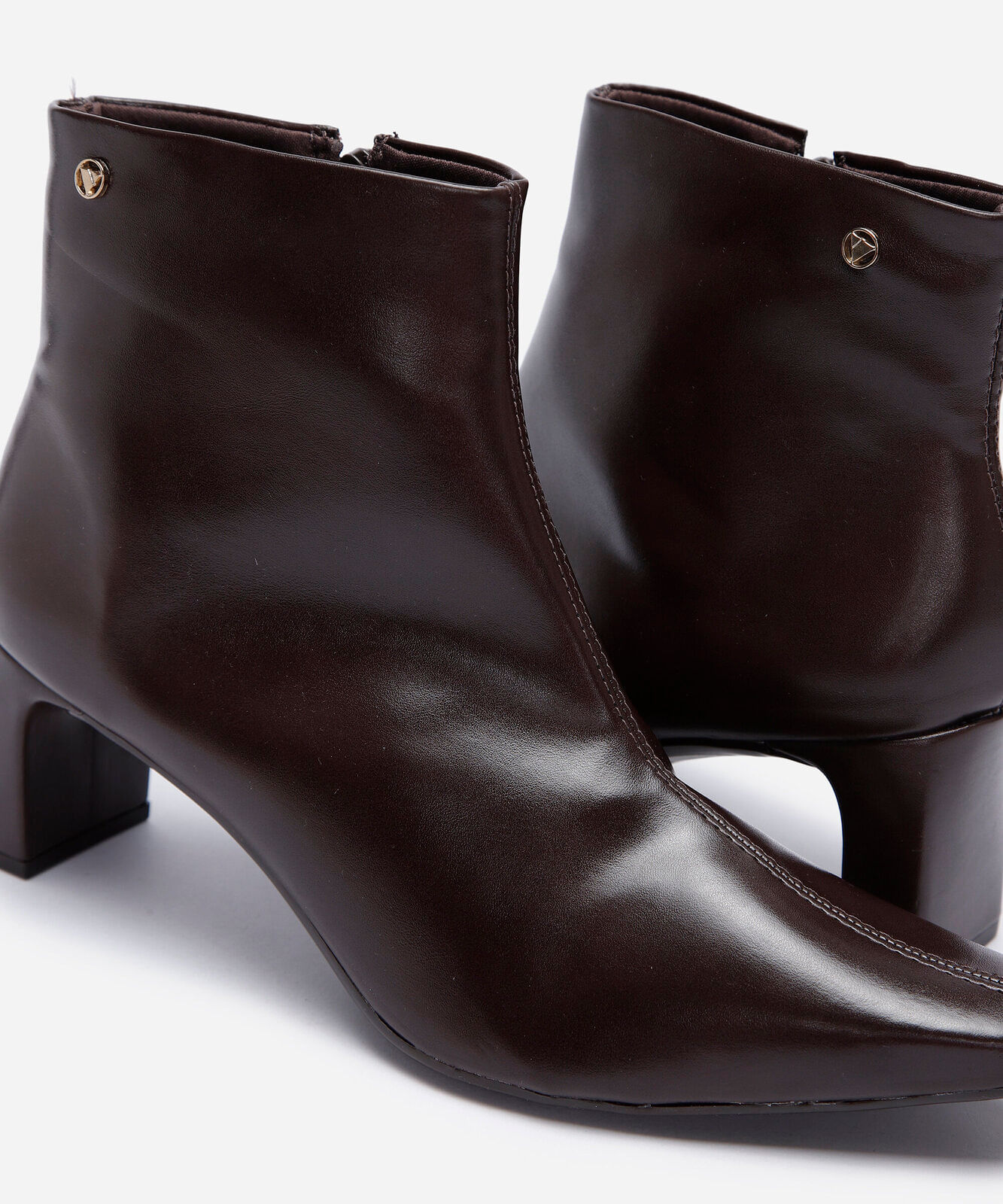 bota cano curto bico fino salto grosso via uno marrom