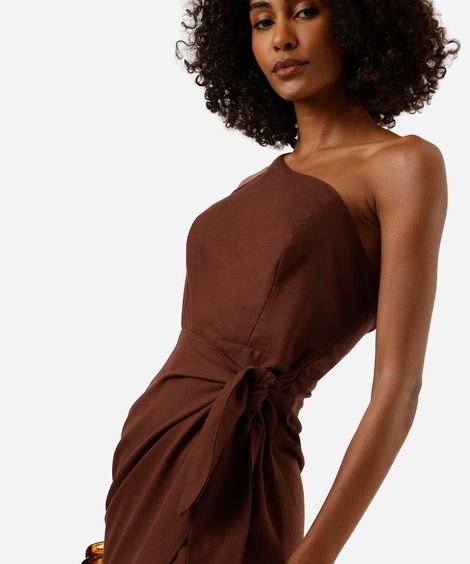 vestido ombro único com linho e amarração marrom
