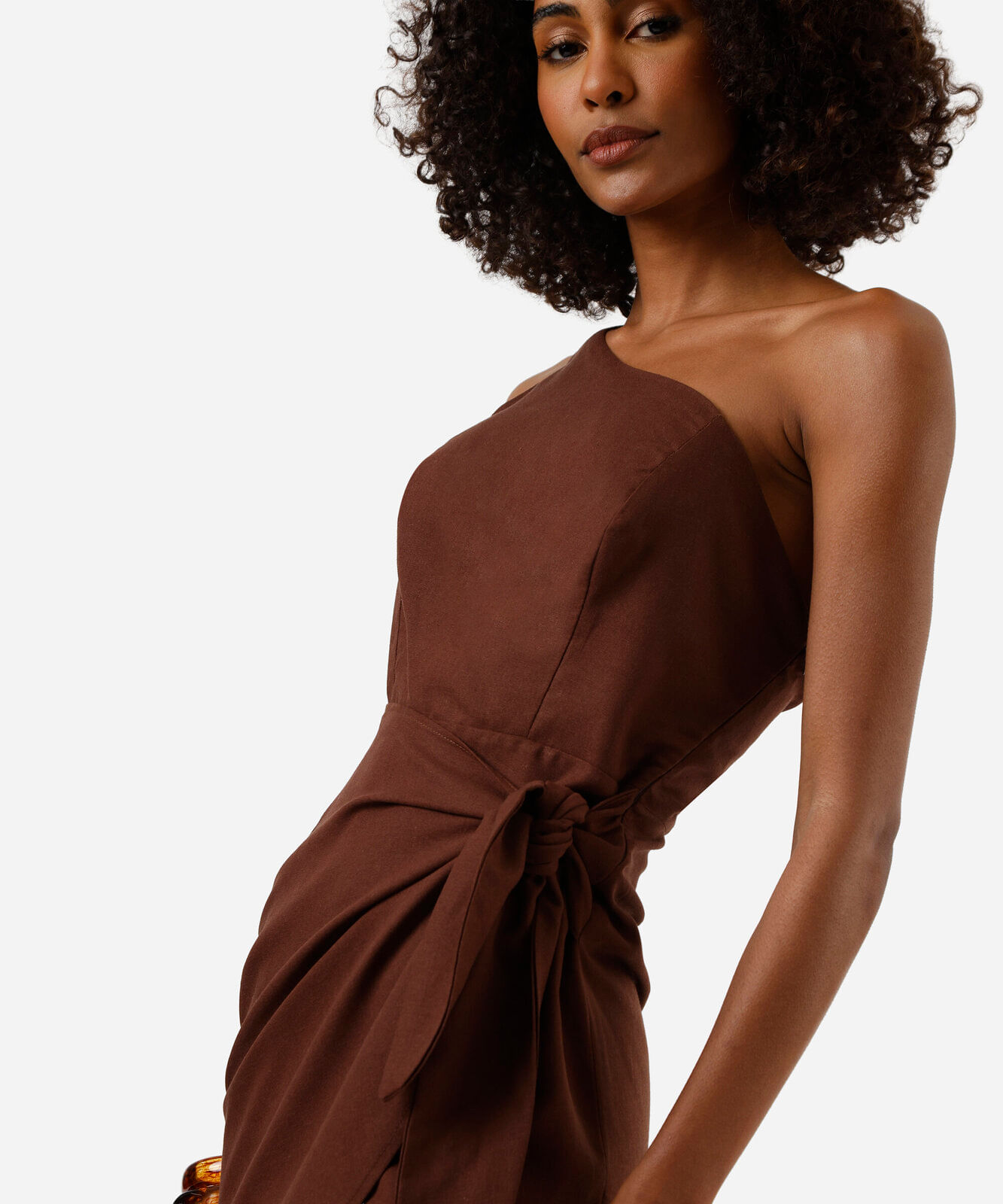 vestido ombro único com linho e amarração marrom
