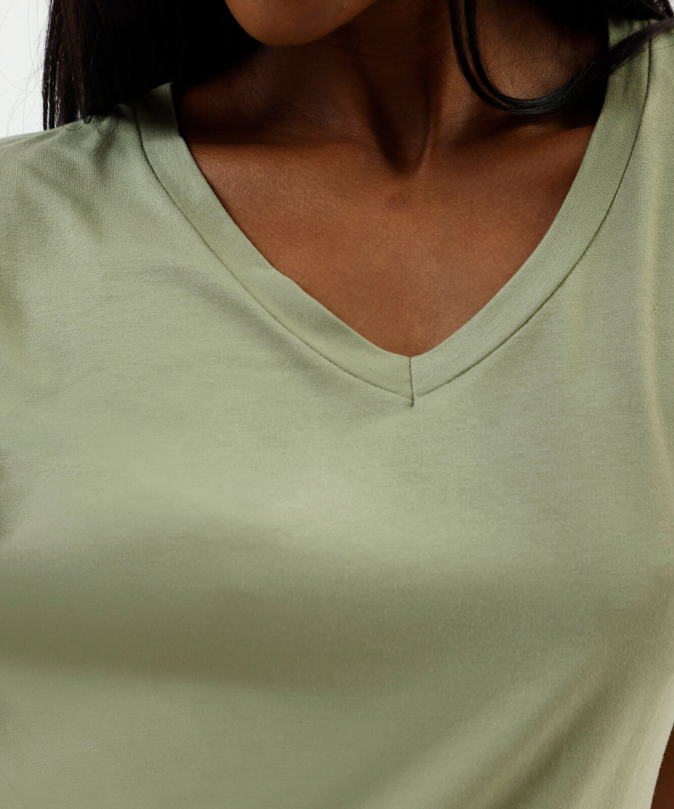 camiseta básica manga curta decote v verde