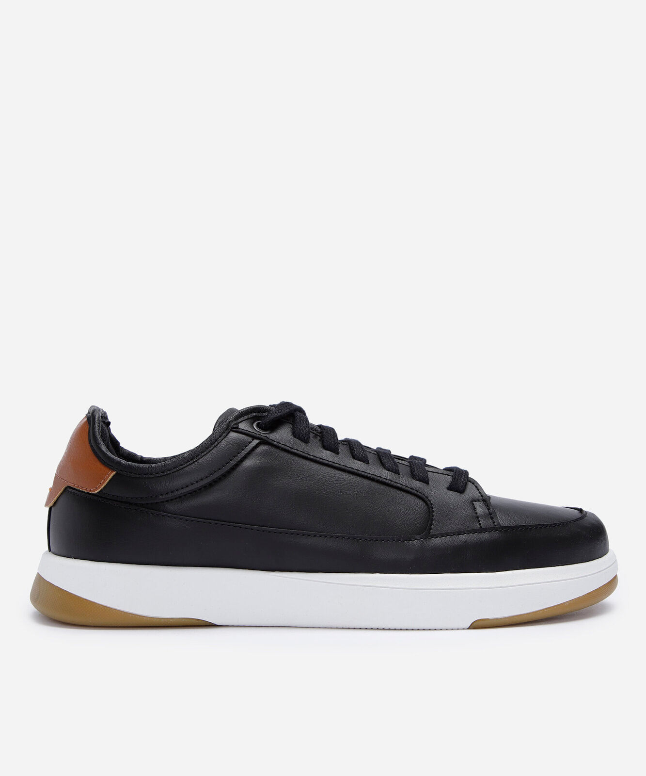 tênis casual com recortes preto