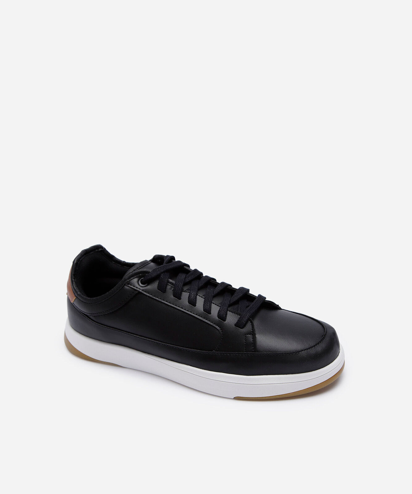 tênis casual com recortes preto