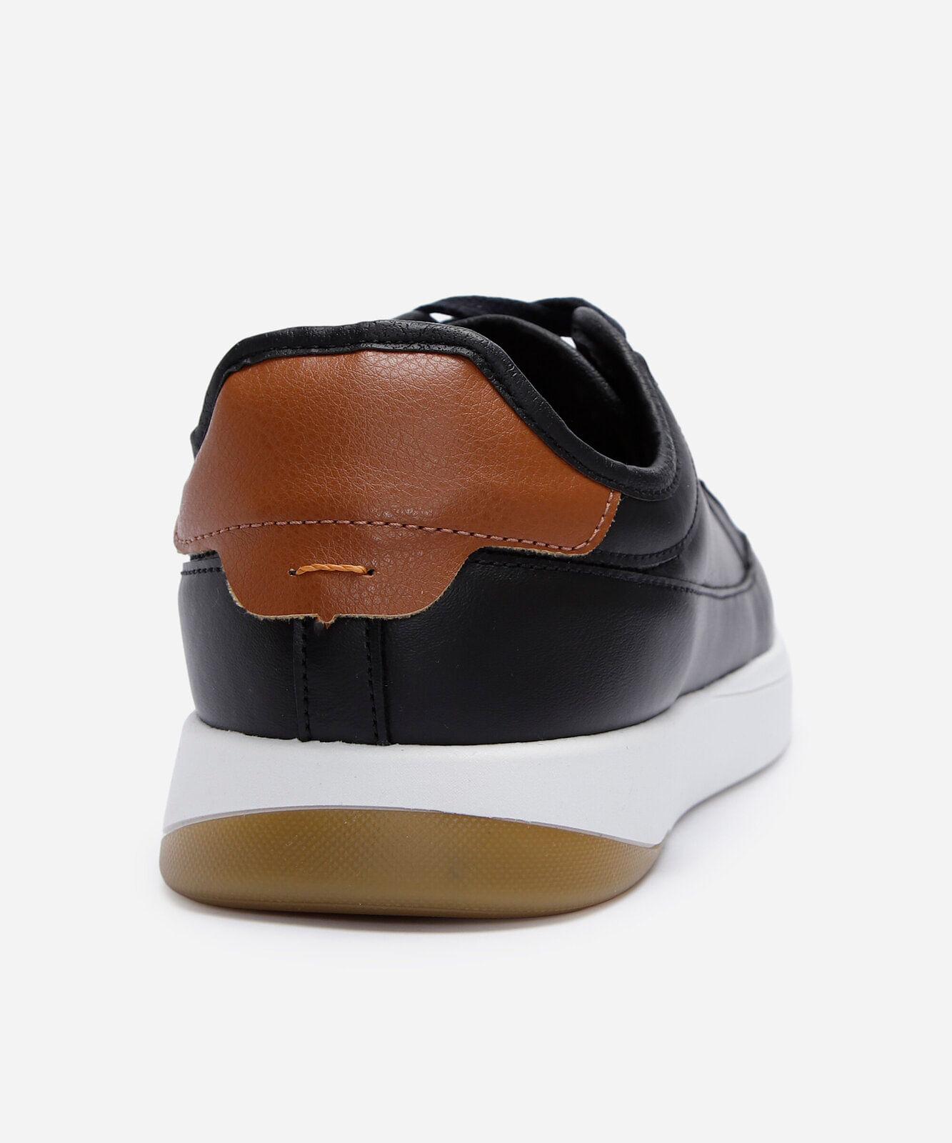 tênis casual com recortes preto