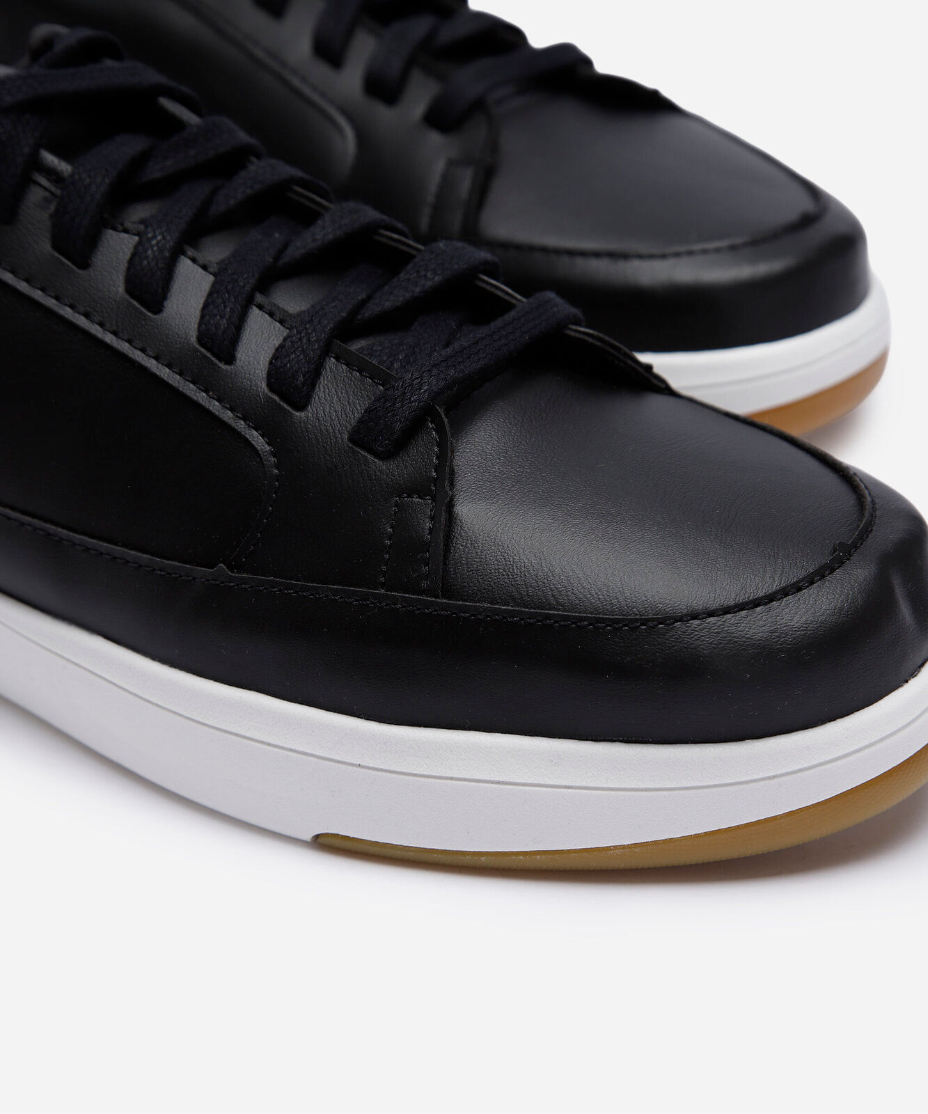 tênis casual com recortes preto